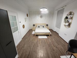 - une chambre avec un lit et une table dans l'établissement Gold, à Bela Crkva