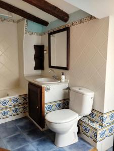 a bathroom with a toilet and a sink at Apartamento Tarragona centro histórico in Tarragona