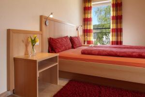 Una cama o camas en una habitación de Weingut und Gästehaus Apel