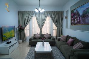 Posezení v ubytování Your Serene Getaway Haven Azure Baniyas 1BR Apartment