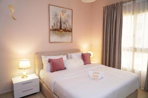 Tempat tidur dalam kamar di Your Serene Getaway Haven Azure Baniyas 1BR Apartment