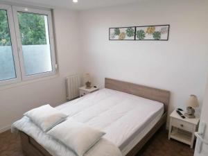 a white bedroom with a bed and two windows at JOLIE APPARTEMENT A 5KM DE BERCK 7 COUCHAGES in Waben