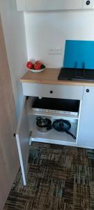 - une table avec un ordinateur portable et une corbeille de fruits dans l'établissement Welle Apartments No. 211, à Grzybowo