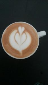 une tasse de café avec un cœur étiré dans l'établissement B&B Diec10, à Murta Maria