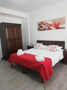 サンニコーラにあるIl Palazzinoのベッドルーム1室(赤い毛布付きのベッド1台付)