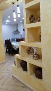 'Aïn TayaにあるLa perlaの台所の木製棚