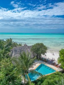 una vista aerea di un resort con piscina e spiaggia di Natural Garden Hotel a Jambiani
