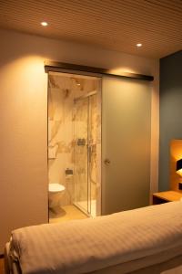 Koupelna v ubytování AMANTE Hotel + 37 fotografií