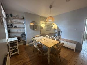 comedor con mesa de madera y sillas en Serene Bristol Home with Sunny Patio Garden en Bristol