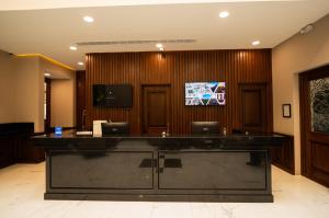 Una televisión o centro de entretenimiento en Hotel Centria