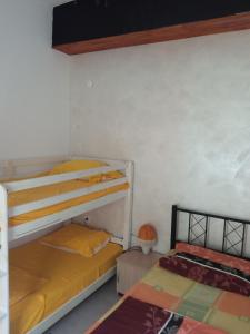 Zimmer mit 2 Etagenbetten in einem Zimmer in der Unterkunft Casa de Laza Apartments in Herceg-Novi