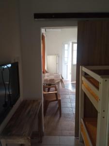 uma sala de estar com uma mesa e uma televisão em Casa de Laza Apartments em Herceg Novi