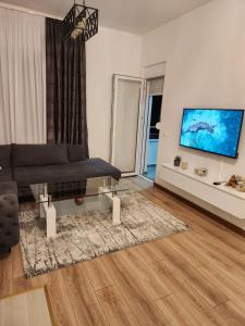 Televízia a/alebo spoločenská miestnosť v ubytovaní Apartment minutes away from the beach