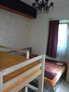 1 Schlafzimmer mit 2 Etagenbetten und einem Fenster in der Unterkunft Casa de Laza Apartments in Herceg-Novi