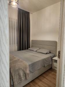 Posteľ alebo postele v izbe v ubytovaní Apartment minutes away from the beach