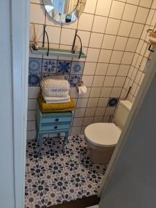 ウェイク・アーン・ゼーにあるzomerhuis in Wijk aan Zee! 2 persのバスルーム(トイレ、洗面台、鏡付)