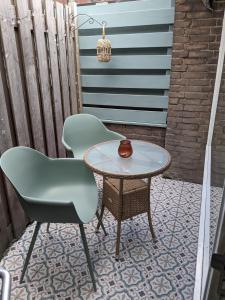 twee stoelen en een tafel op een patio bij zomerhuis in Wijk aan Zee! 2 pers in Wijk aan Zee
