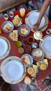 una mesa con platos de comida. en Caban Surf Tamraght, en Tamraght Ouzdar