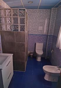 uma casa de banho com um WC e um lavatório em Andalusian farmhouse with barbecue, pool and wifi em Málaga
