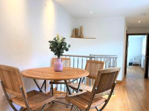 a table with chairs and a vase with a plant on it at Prime Location! Detached Clifton Home with Parking in Bristol