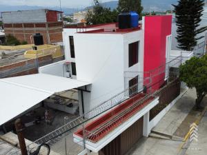 een uitzicht op een gebouw met een rood dak bij Casa Embi Oaxaca in Oaxaca City