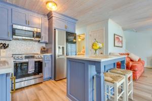 Kuchyň nebo kuchyňský kout v ubytování Creekfront Dauphin Island Cottage Walk to Gulf!