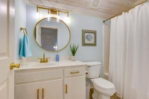 Koupelna v ubytování Creekfront Dauphin Island Cottage Walk to Gulf! + 24 fotografií