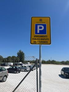 Córdoba Suites Apartments في قرطبة: علامة وقوف السيارات أمام موقف للسيارات