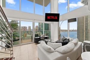 Un lugar para sentarse en Skyline Serenity - Brickell On The River - Bi-Level Loft with Breathtaking Views On The Ocean