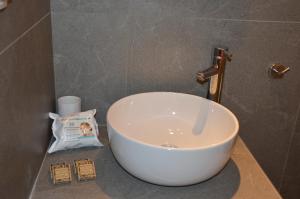 Koupelna v ubytování Elite Suites + 37 fotografií