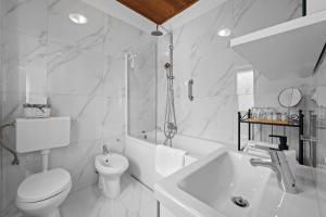 een witte badkamer met een toilet en een wastafel bij White Imperial Apartment in Pula +21 foto's