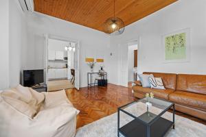 een woonkamer met een bank en een tafel bij White Imperial Apartment in Pula