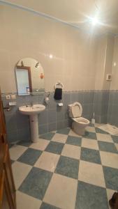 La salle de bains est pourvue de toilettes et d'un lavabo. dans l'établissement Big appartement in ksar sgher and close, à Ksar Sghir