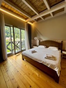 a bedroom with a bed and a large window at Hygge in Tatariv