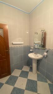 La salle de bains est pourvue d'un lavabo et d'un miroir. dans l'établissement Big appartement in ksar sgher and close, à Ksar Sghir