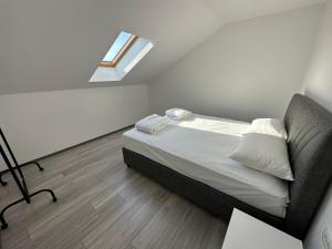 Postel nebo postele na pokoji v ubytování Davud Apartments