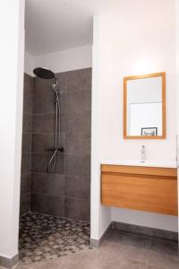 W łazience znajduje się prysznic i umywalka. w obiekcie TI PUNCH, appartement 3 pièces neuf, front de mer w mieście Les Anses-d'Arlet