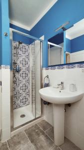 a bathroom with a sink and a shower at MareBlu Appartamento in Marina di Castagneto Carducci