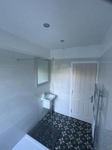 Baño blanco con lavabo y espejo en Horseshoe Forge Plover Cottage Lindley en Huddersfield