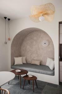 Kakóvolon的住宿－Fos Suites，客厅配有壁挂式沙发