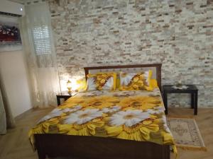 'Aïn TayaにあるLa perlaのベッドルーム1室(黄色と白の毛布付きのベッド1台付)