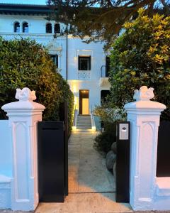 una casa blanca con dos pilares blancos delante de ella en Villa Don Juan, en San Sebastián