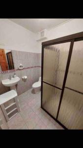 マヌエル・アントニオにあるApto Cielo Azul No7のバスルーム(シャワー、洗面台、トイレ付)