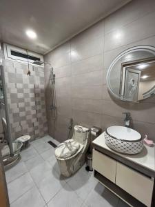 'Aïn TayaにあるLa perlaのバスルーム(トイレ、洗面台、鏡付)