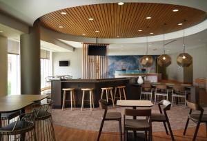 um restaurante com mesas e cadeiras e um bar em SpringHill Suites by Marriott Pittsburgh Mt. Lebanon em Mount Lebanon
