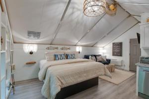 una camera con un grande letto in una tenda di 7 Fishing Lure Luxury Glamping Tent Fishing Theme a Scottsboro