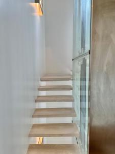 una escalera con escalones de madera en una habitación en Villa Don Juan, en San Sebastián