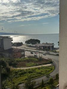widok na ulicę i ocean z budynku w obiekcie sea ​​view is great w mieście Arsin