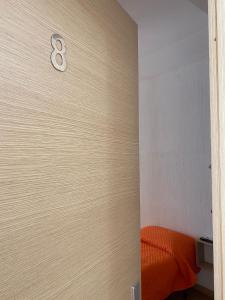 una habitación con una puerta con un reloj en la pared en Green Gallery Hotel and Restaurant en Muravera