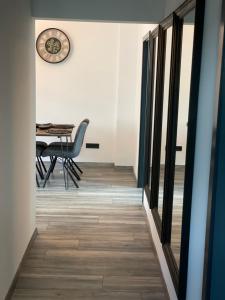 comedor con mesa y reloj en la pared en Ferienapartment Essen, en Essen